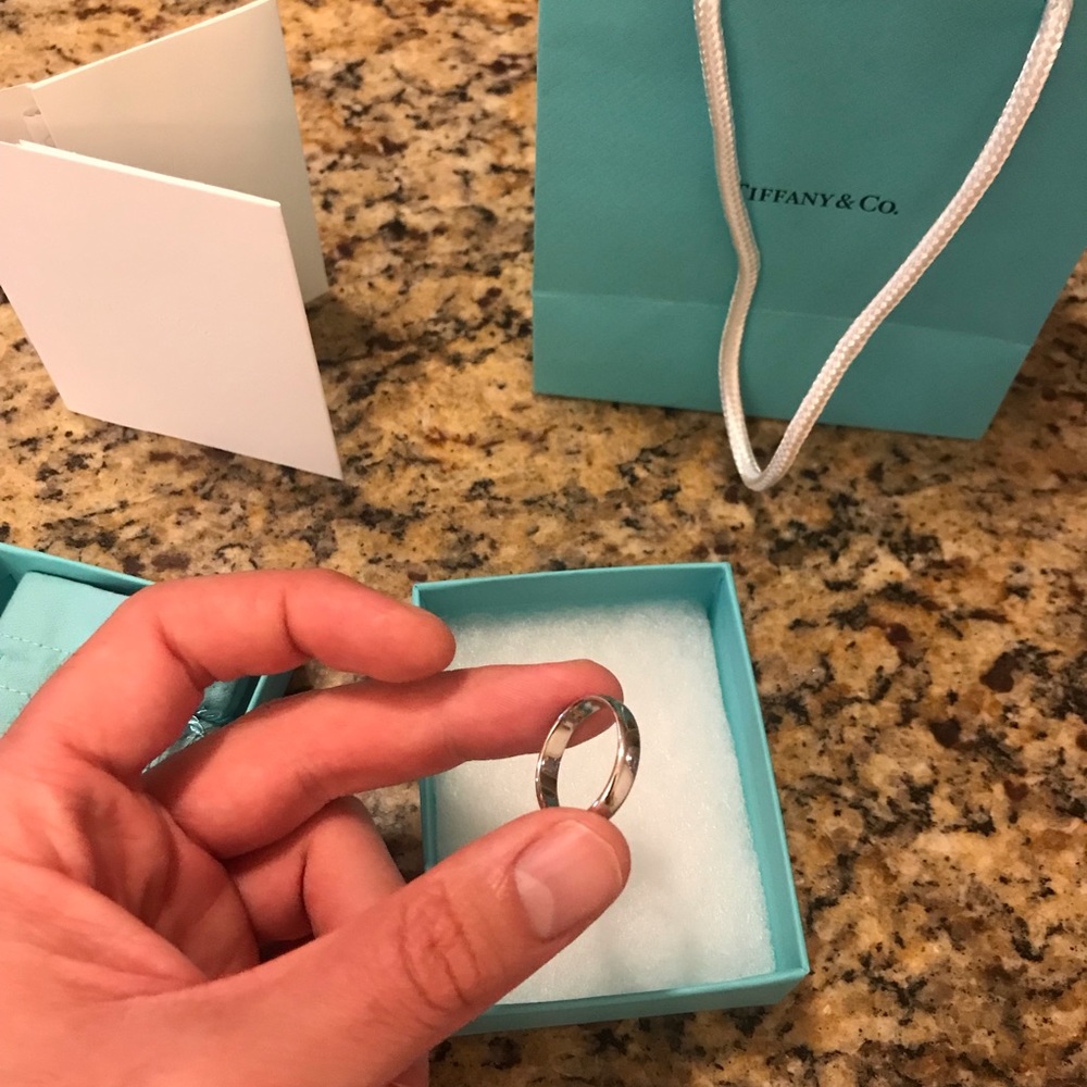 NEW TIFFANY AND CO. CLASSIC MEN’S WEDDING BAND